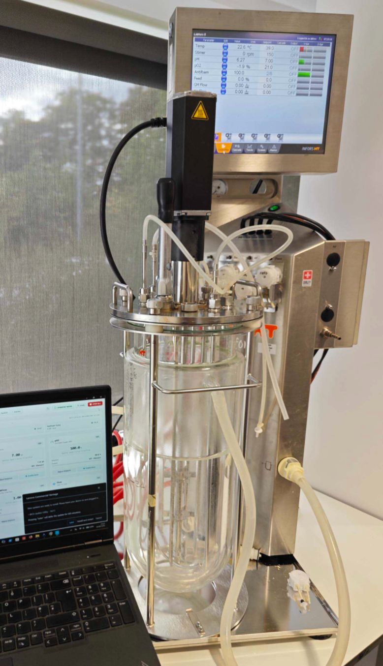 Bioreactor connected to Cellcraft IQ process monitoring
